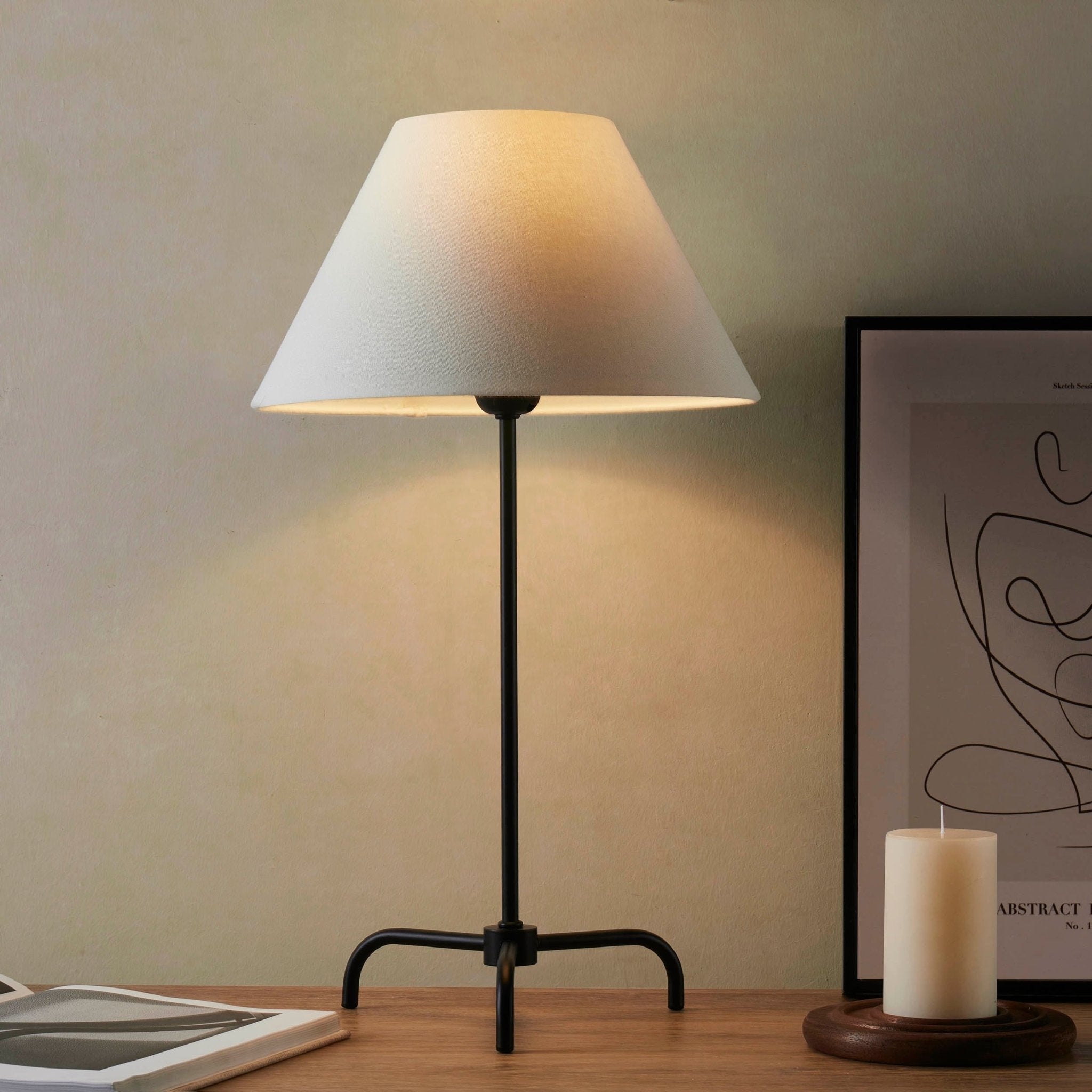 Minimalistische tischlampe für home office, schwarz/weiß, elegantes design