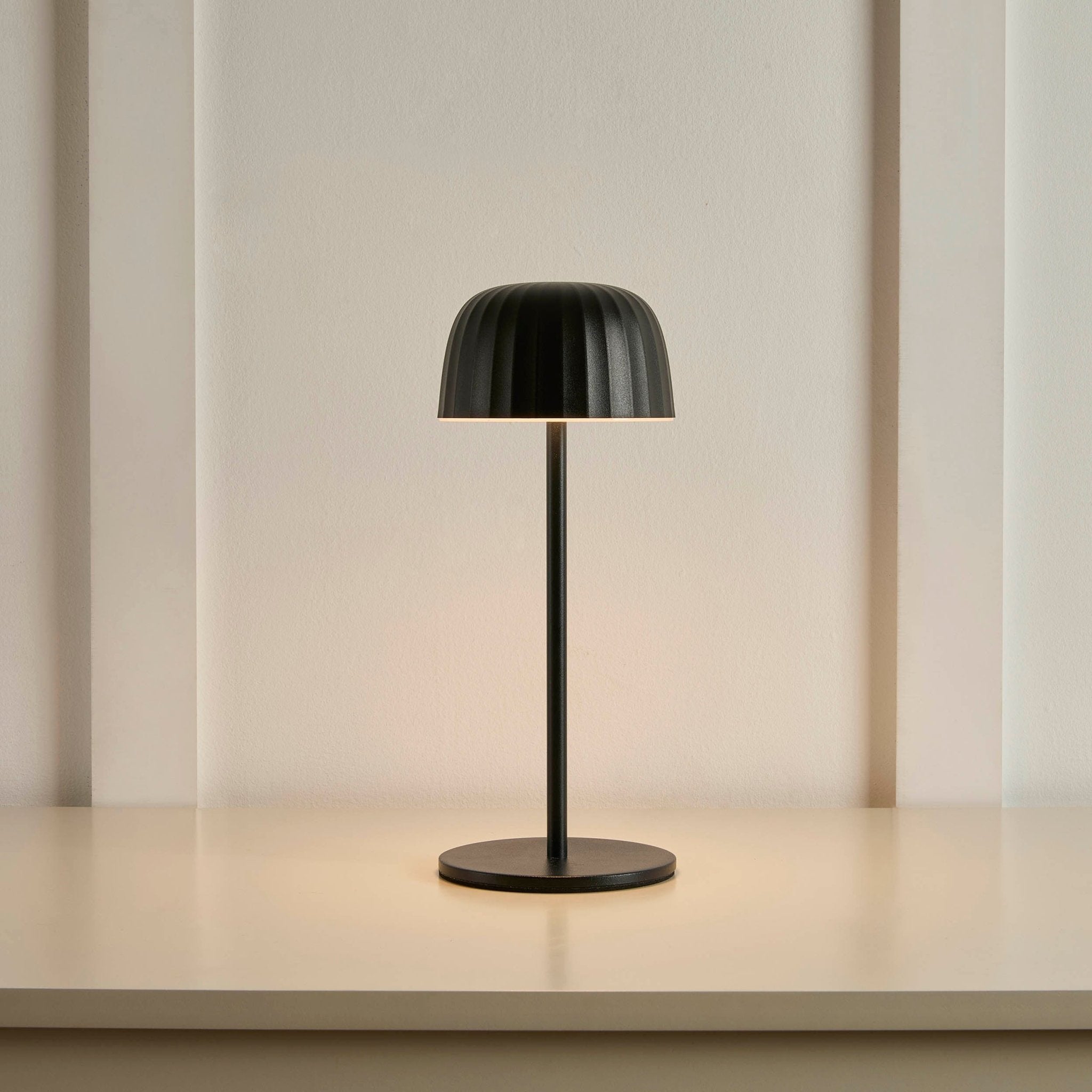 Wiederaufladbare wasserdichte tischlampe - schwarz, led-design für innen- und außenbereich