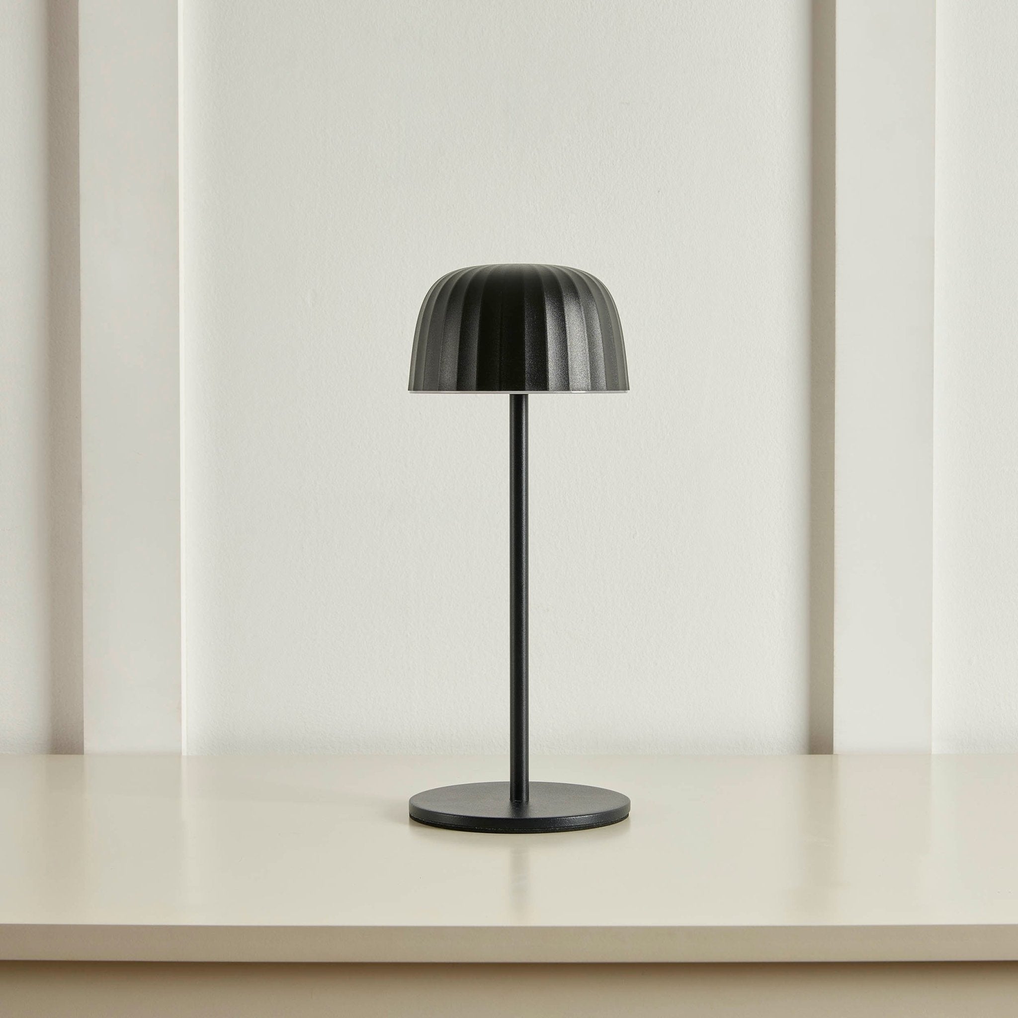 Wiederaufladbare wasserdichte tischlampe - schwarz, led-design für innen- und außenbereich